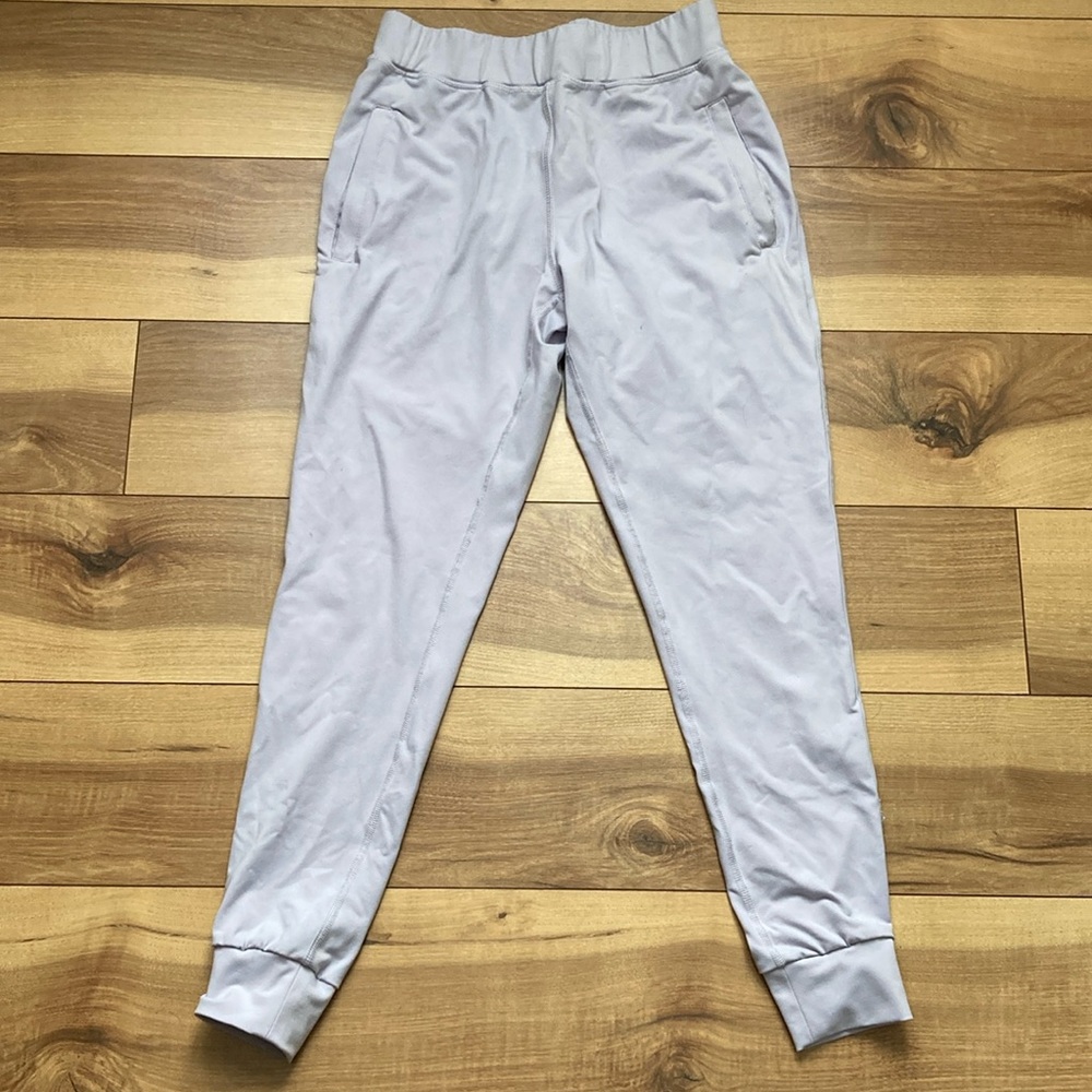 Alphalete Joggers in Lilac Haze. Size S